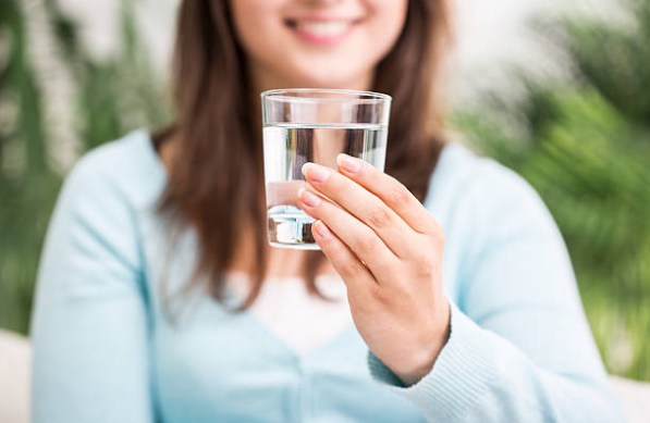 déshydratation, conséquences, femme, un verre d'eau