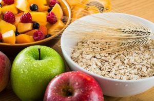 aliments contenant des fibres, des pommes, des fruits et de l'avoine